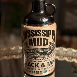 VTG 32 oz ceramic jug of Mississippi Mud Black & Tan beer.